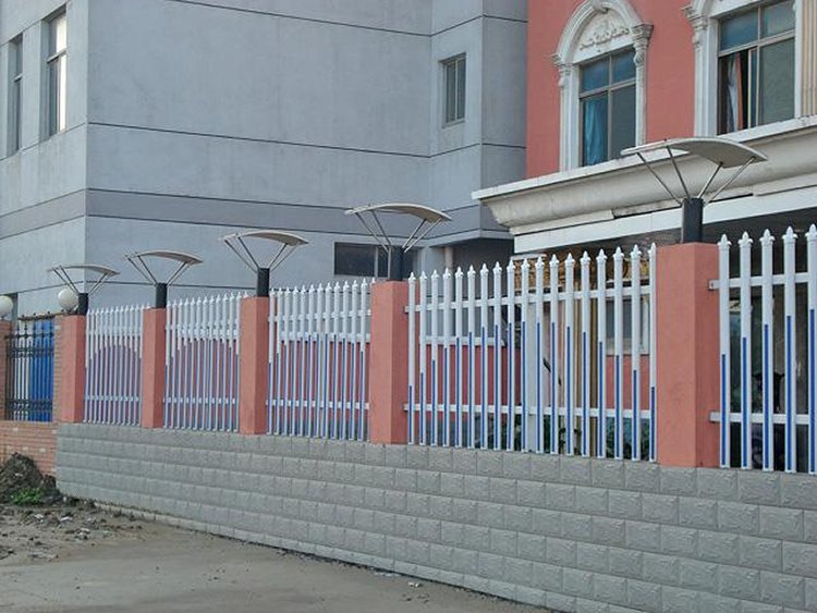 福建漳州PVC護欄 定制塑鋼圍欄，構筑別墅與廠區的安全美學